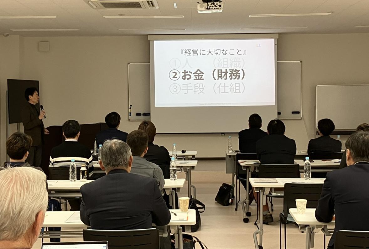 関西電気工事工業協同組合青年部の研修会で、参加者と財務について考える様子