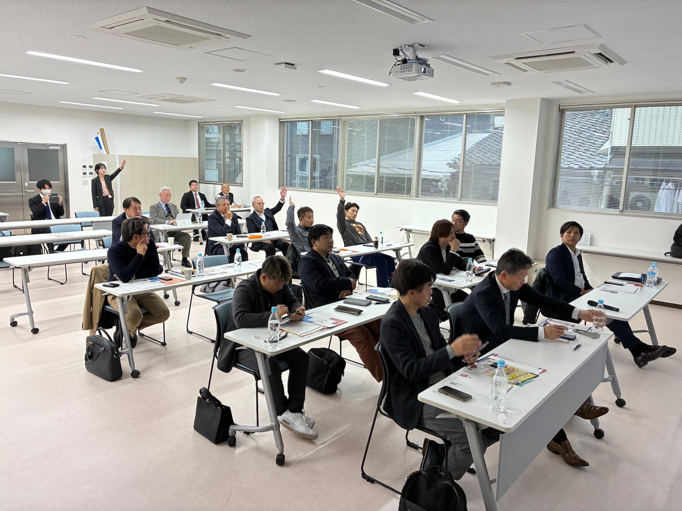 机を囲んで話を聞く参加者の皆さま