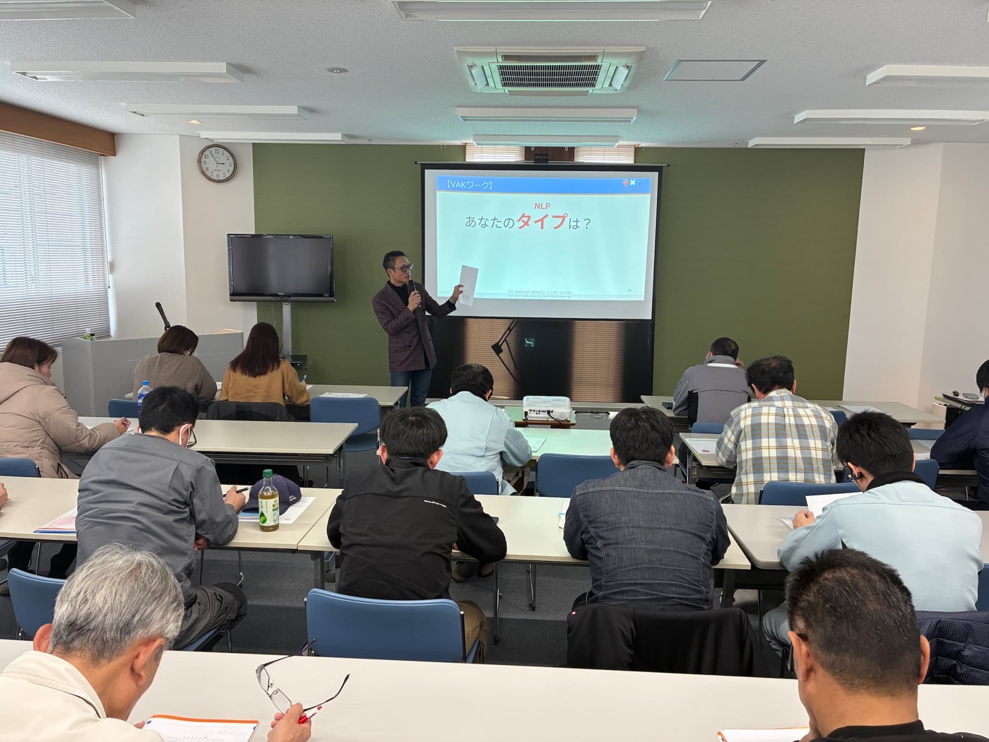 会場で活動内容を共有する様子