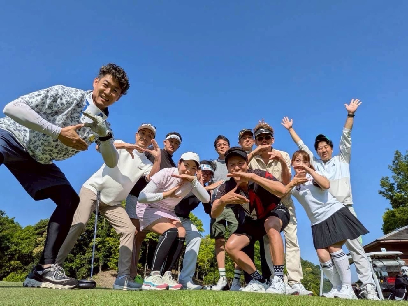 青空の下で笑顔を見せる組合の皆さま