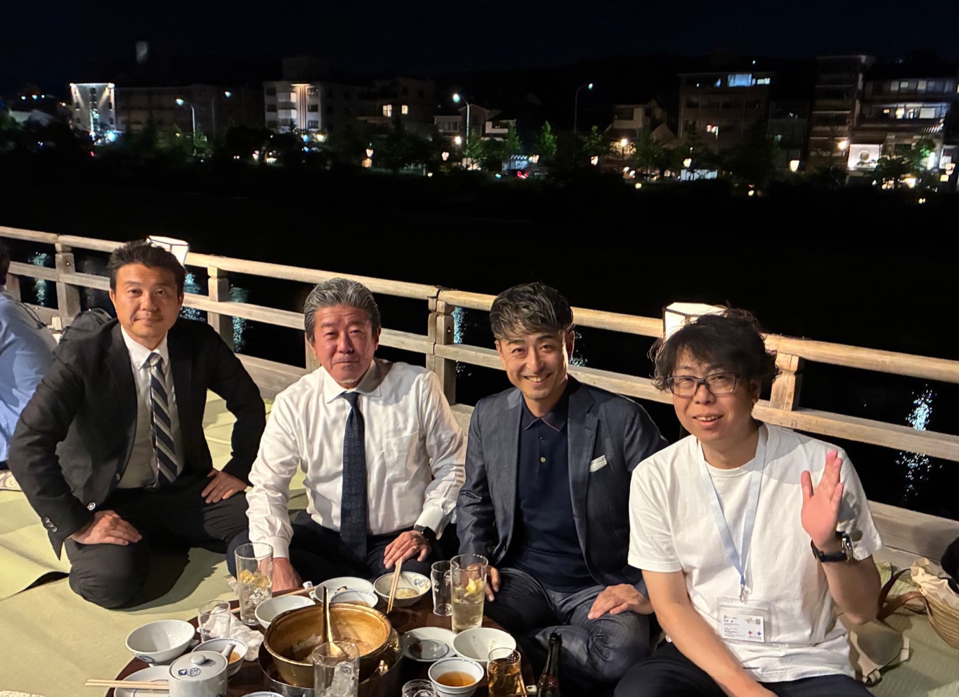 食事を囲みながら交流する皆さま