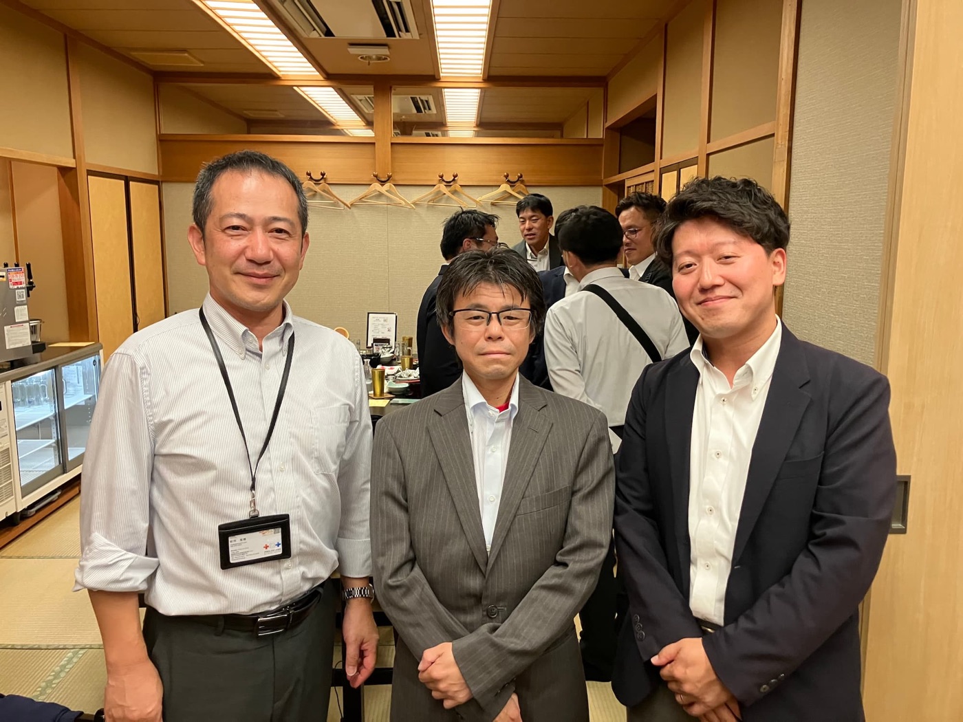 訪問の記念に並ぶ参加者の皆さま