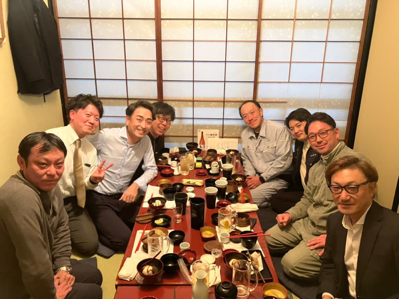 食事の席で交流する皆さま