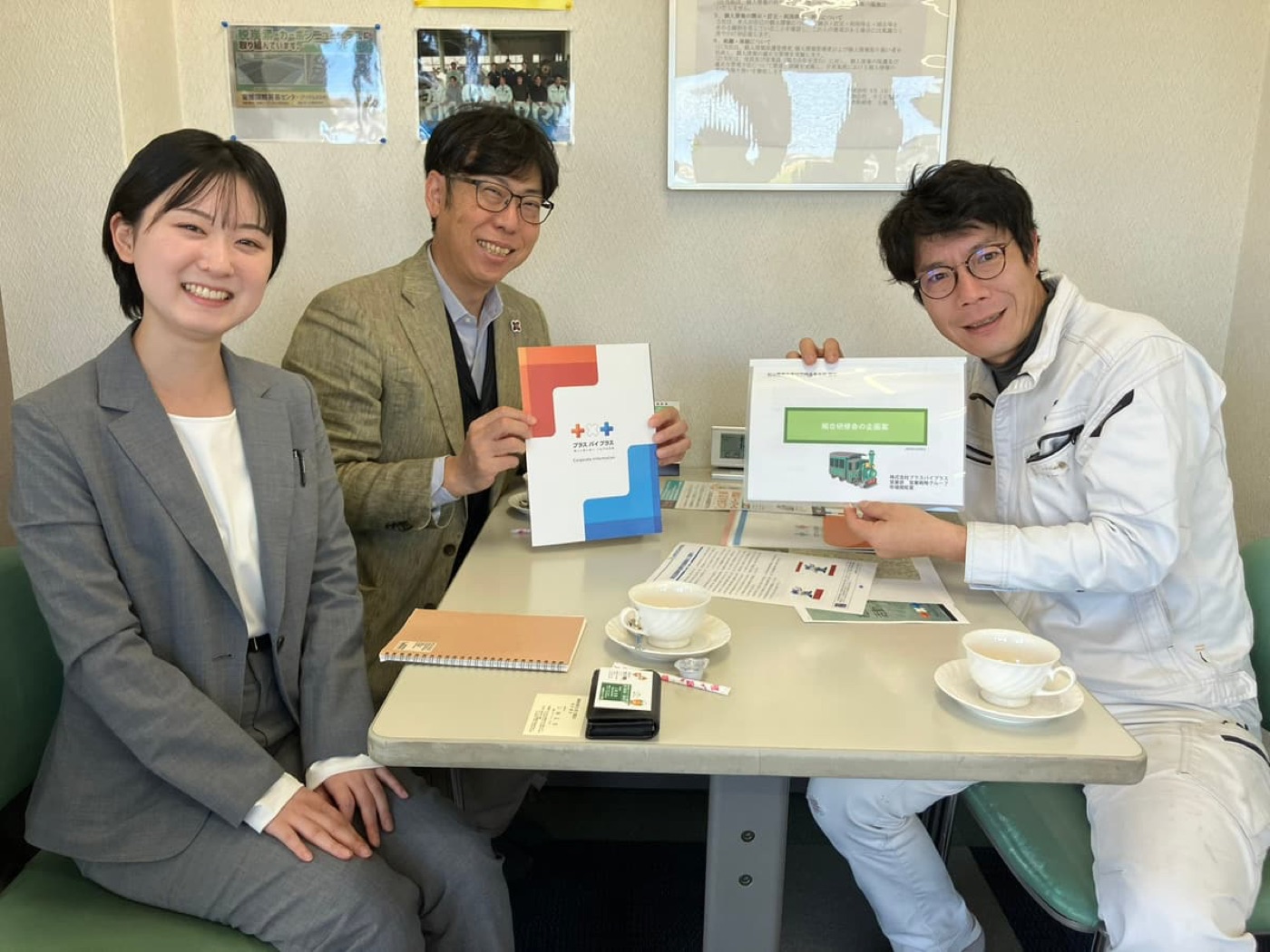 資料を囲みながら少人数で話す様子