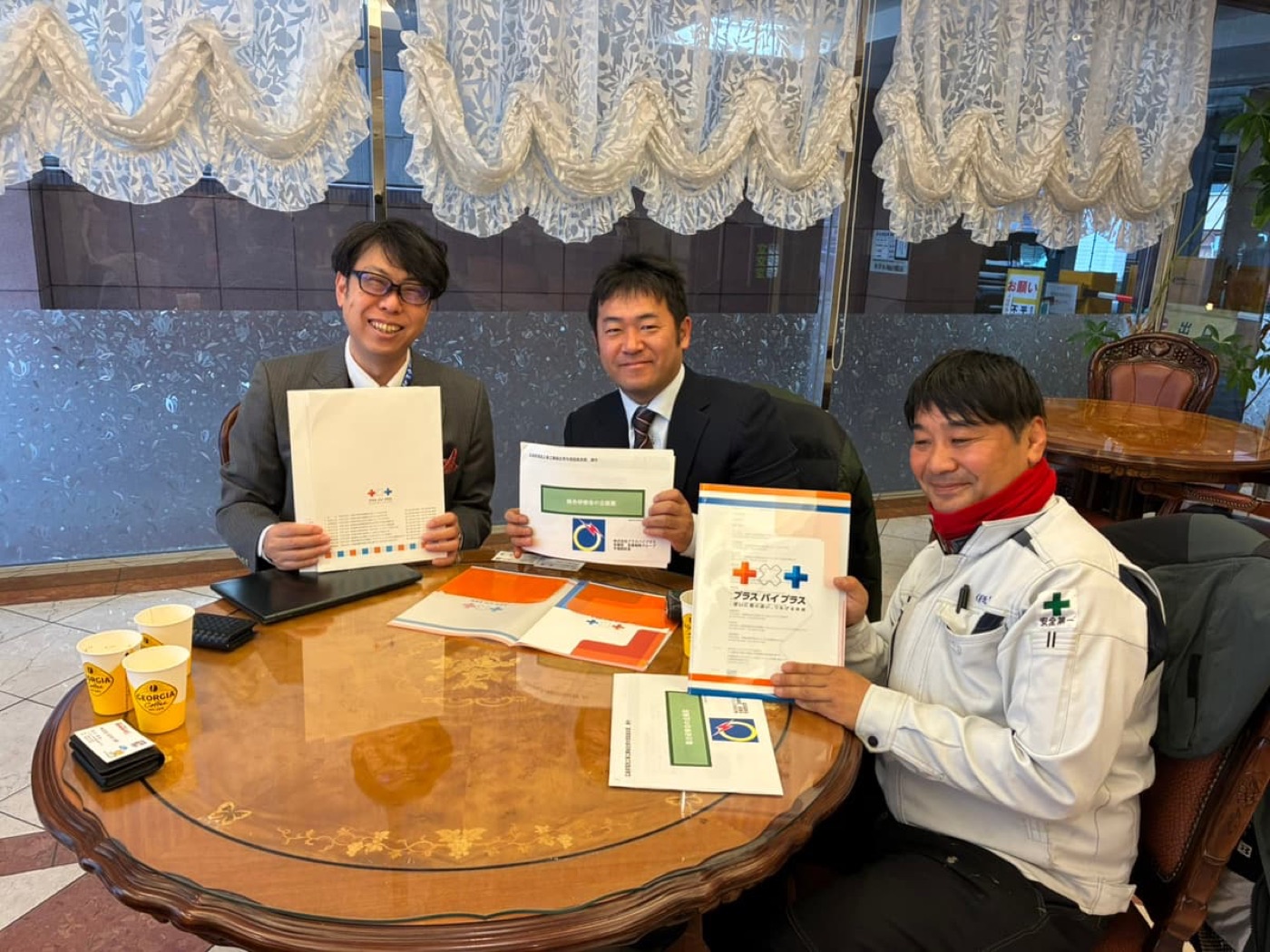 資料を手に記念撮影する参加者