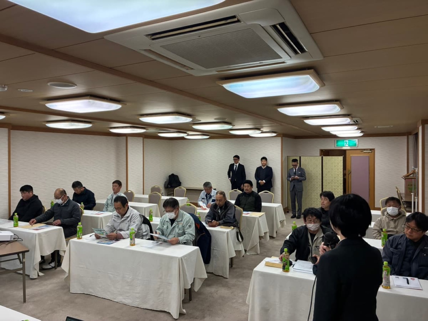 会場内で意見を交わす皆さま
